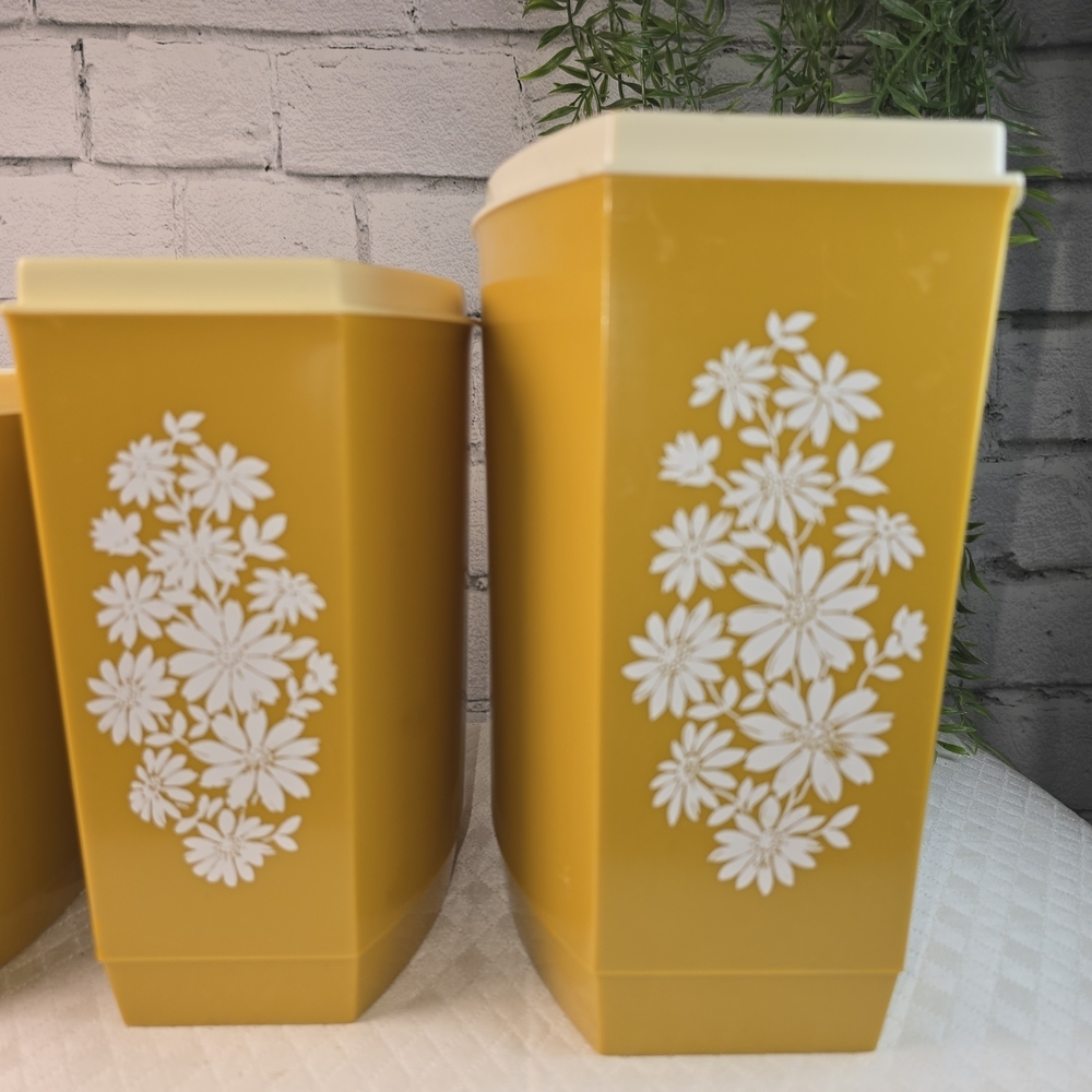 VINTAGE LUSTRO-WARE 4 PIECE PLASTIC NESTING CANISTER SET MID CENTURY EUC - Picture 4 of 9